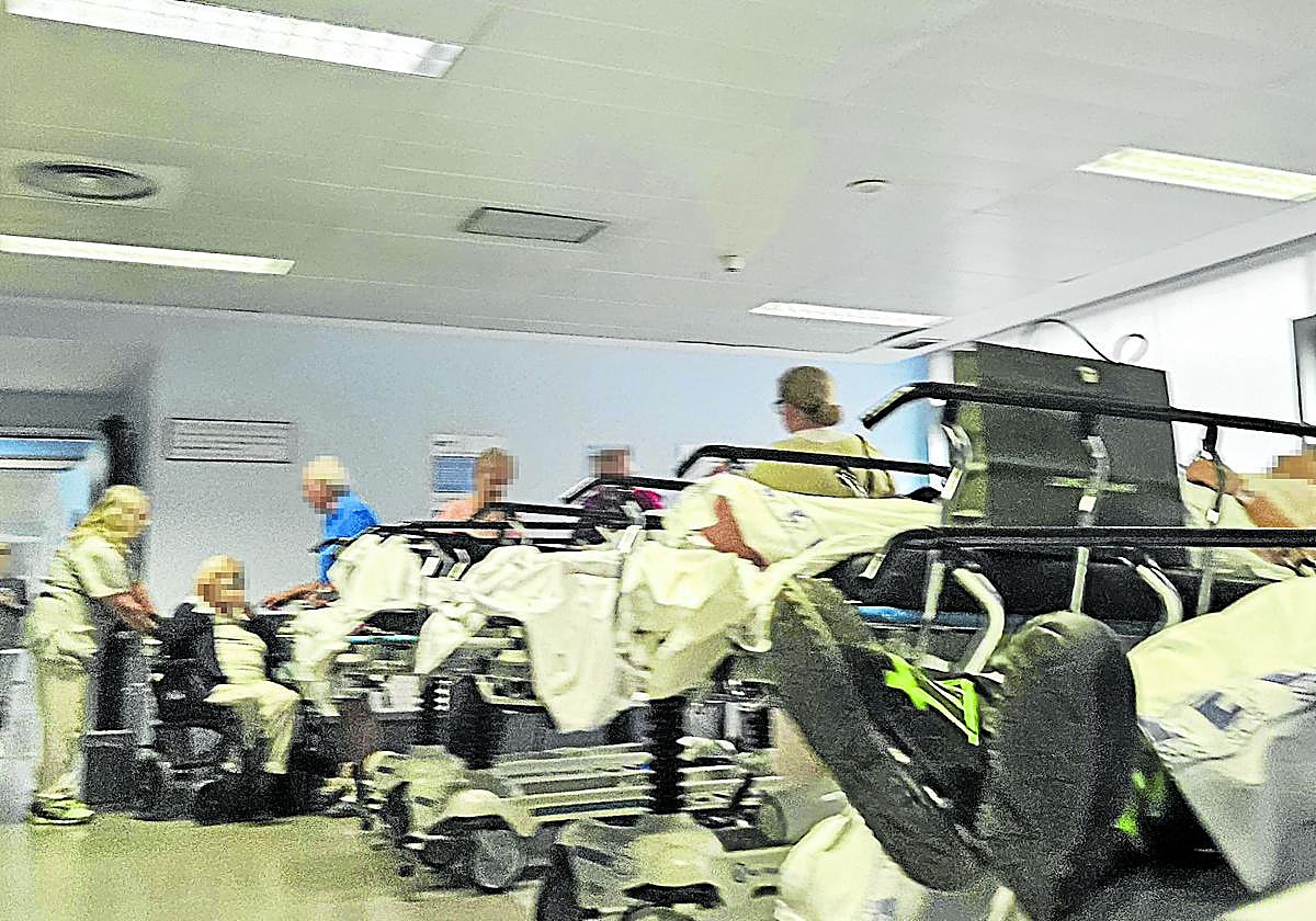 Hilera de camillas en una sala de espera de Urgencias de Valdecilla, el lunes por la tarde.