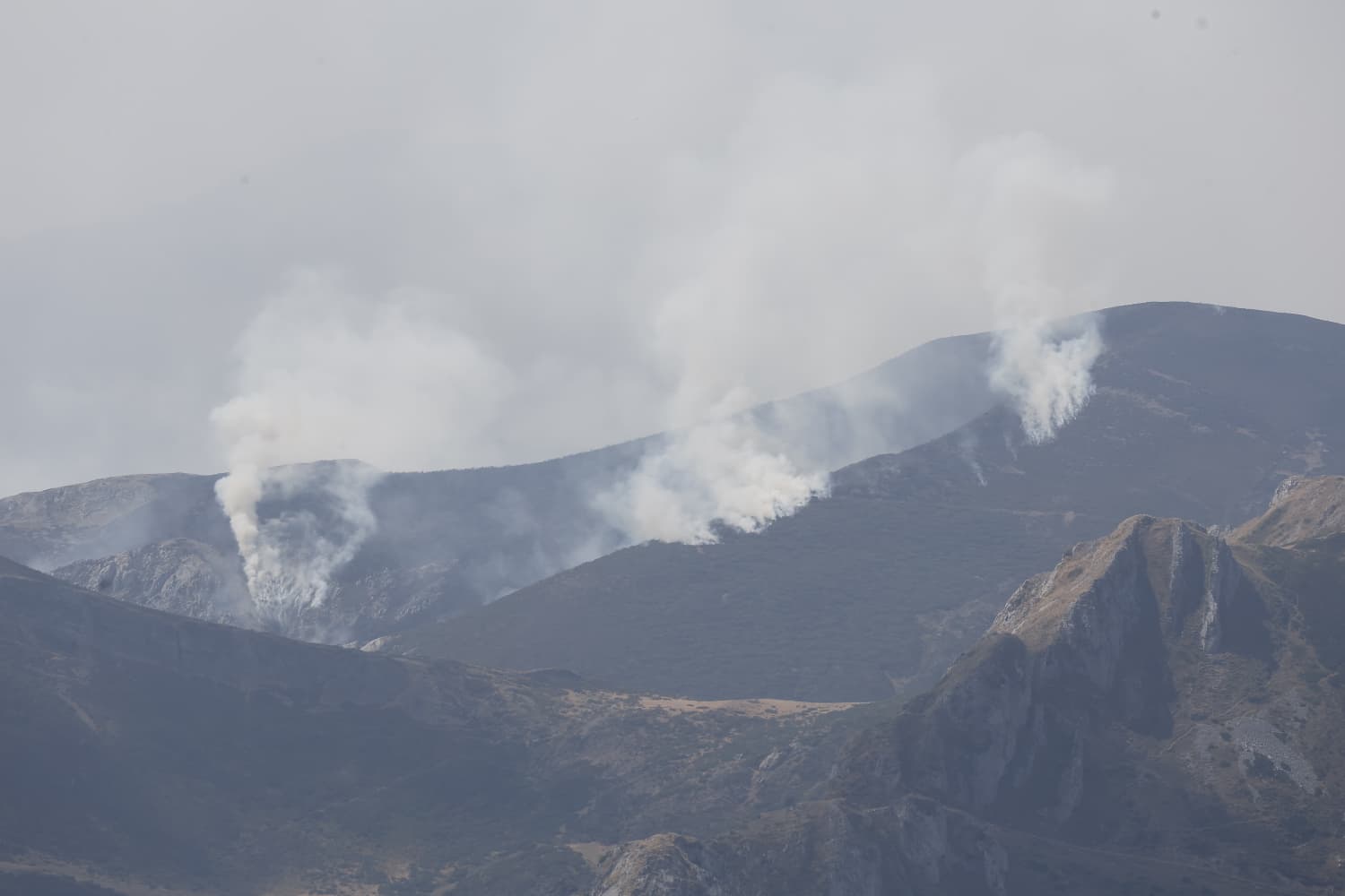 Desde la estación superior del teleférico se ven tres columnas de humo de los incendios que siguen activos en León. Las autoridades cántabras recomiendan a los montañeros y turistas no adentrase hacia la provincia vecina,