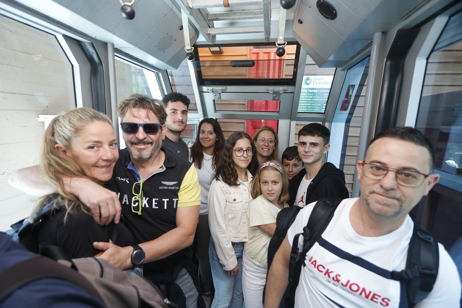 Uno de los grupos que ha subido esta mañana en el teleférico.