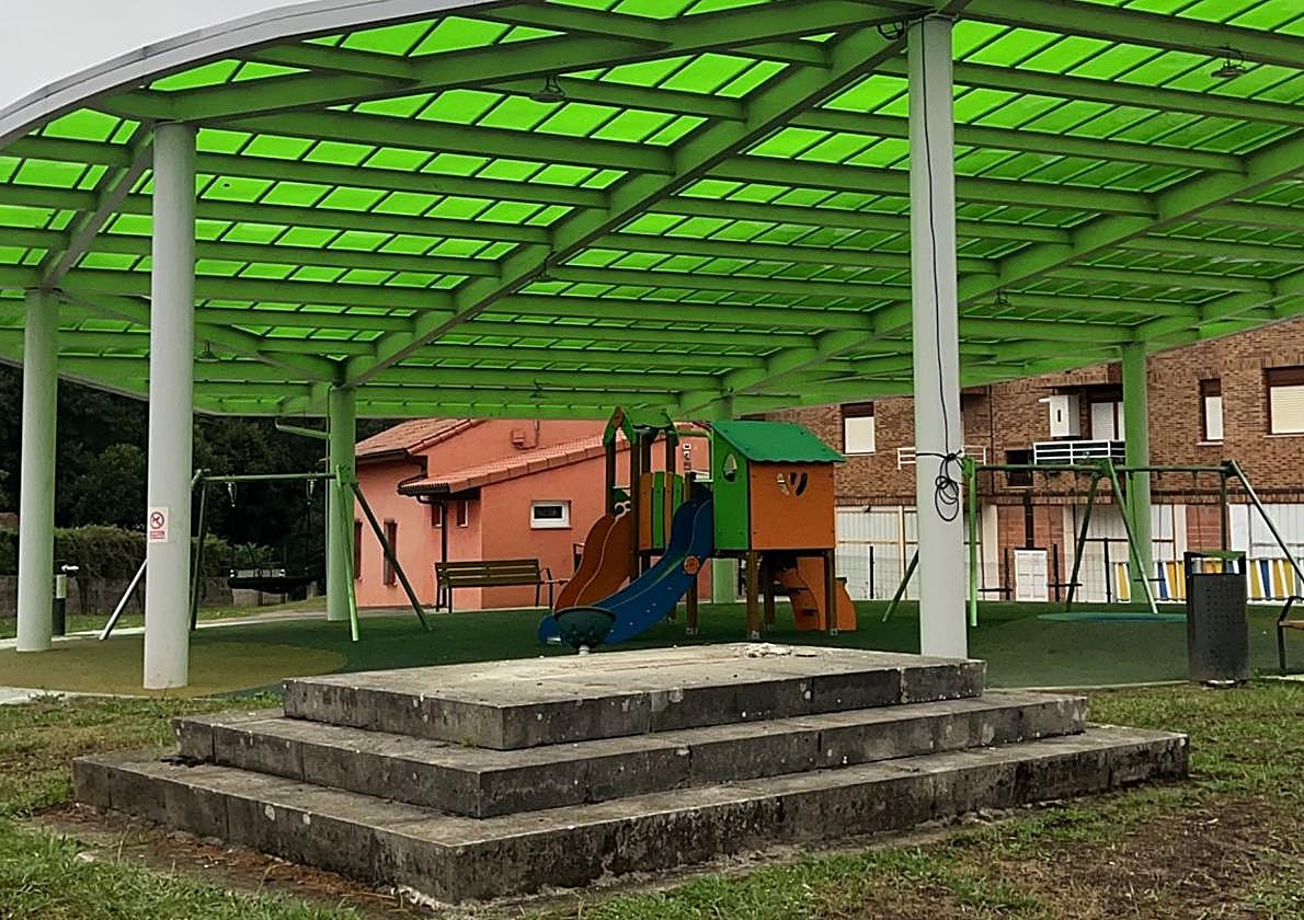 Peana donde antes se encontraba el monumento, ahora vacía.