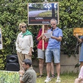 Concha Calzada y Arsenio Callejo, en el centro de la imagen, durante la protesta que se desarrolló en Mataleñas el pasado sábado.