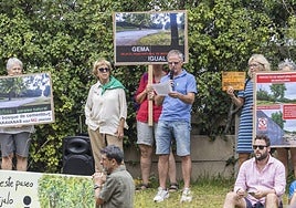 Concha Calzada y Arsenio Callejo, en el centro de la imagen, durante la protesta que se desarrolló en Mataleñas el pasado sábado.