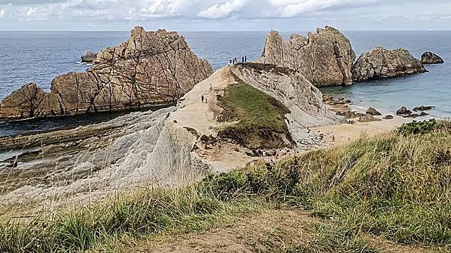 Imagen después - El Castruco de La Arnía, en Costa Quebrada, desaparece con cada pisada