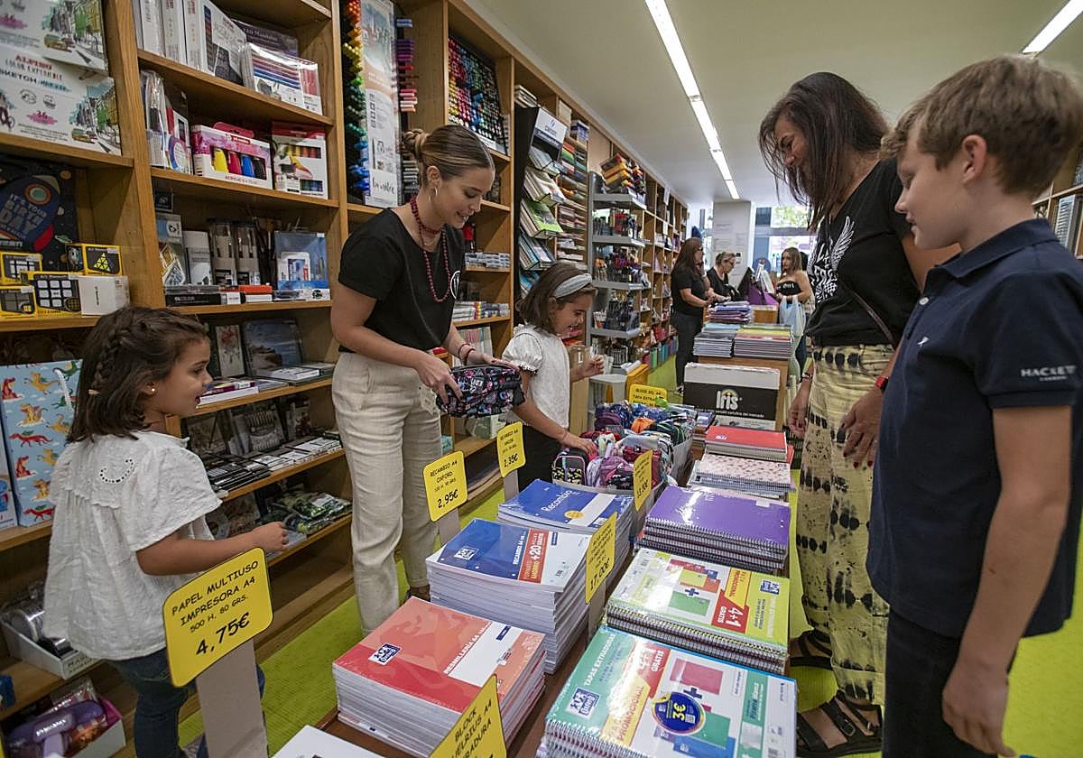 El precio del material escolar supone un gasto importante para muchas familias de la región.