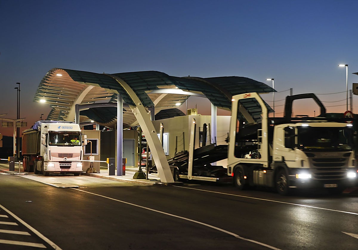 Acceso de camiones al Puerto de Santander por la entrada próxima a Raos.