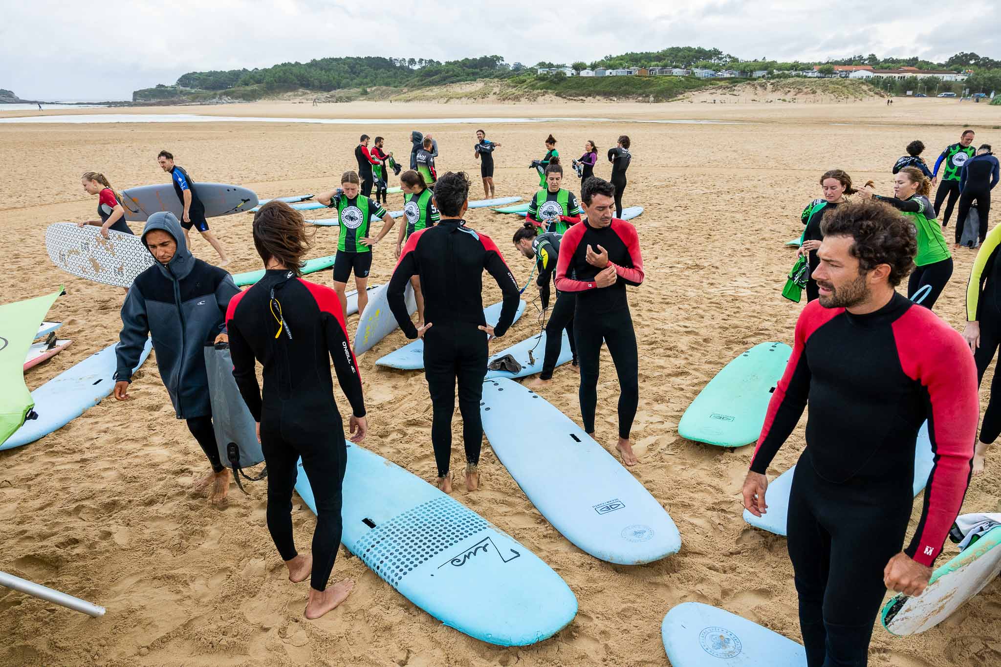 Los surfistas llegan a la playa y ponen todo a punto.