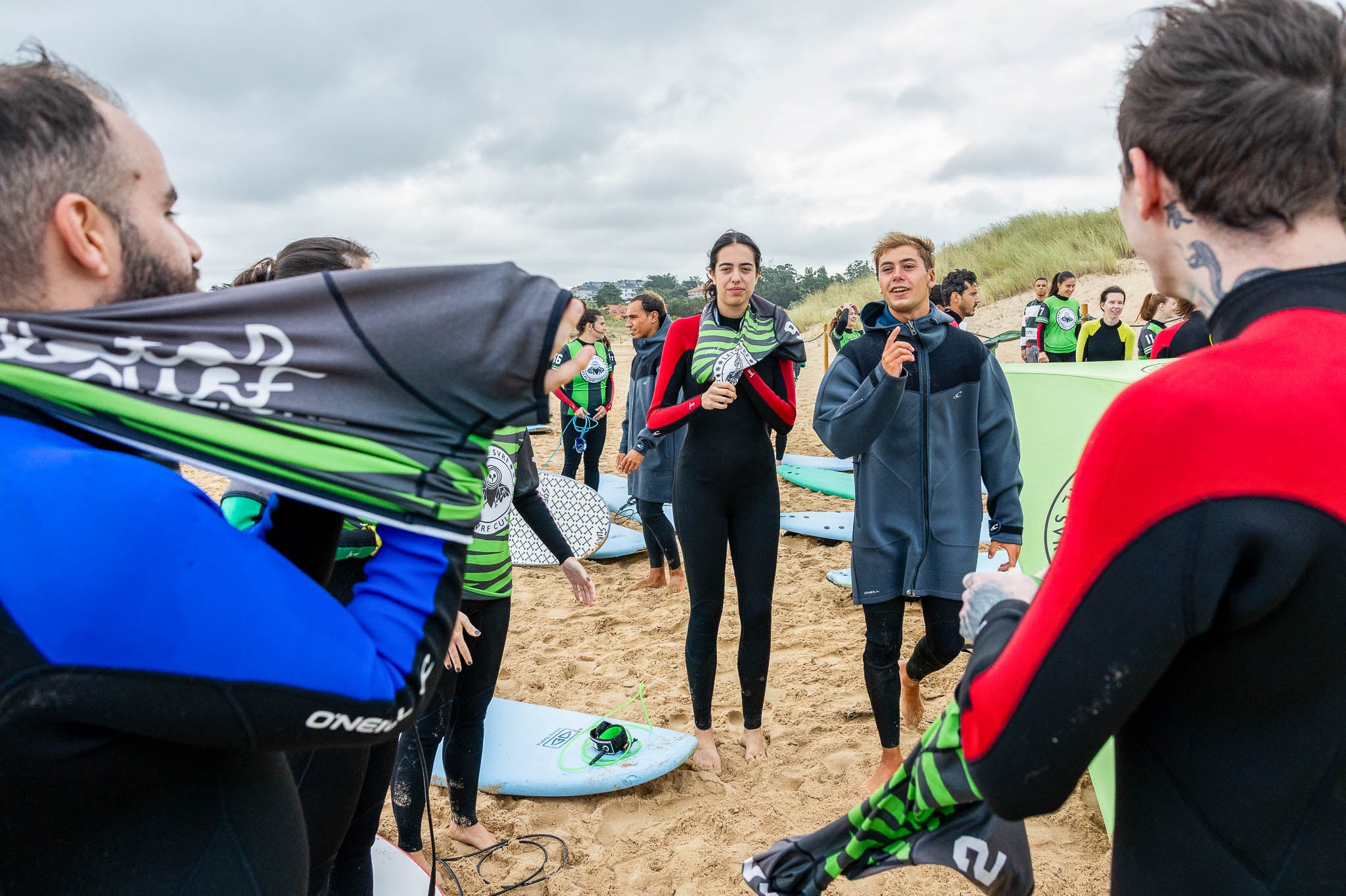 Alumnos se colocan las camisetas reglamentarias de la escuela.
