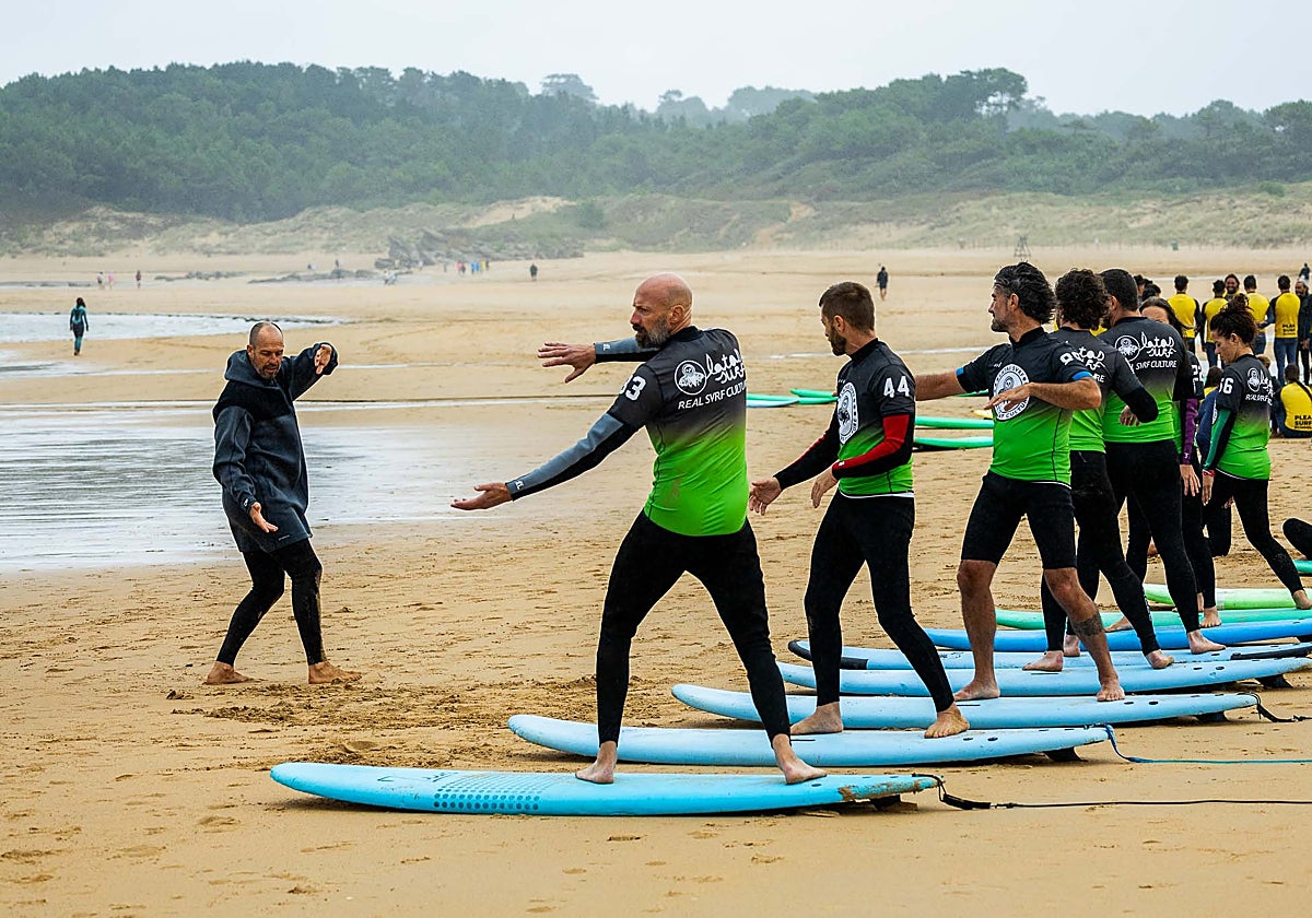 Un día con las escuelas de surf en Cantabria