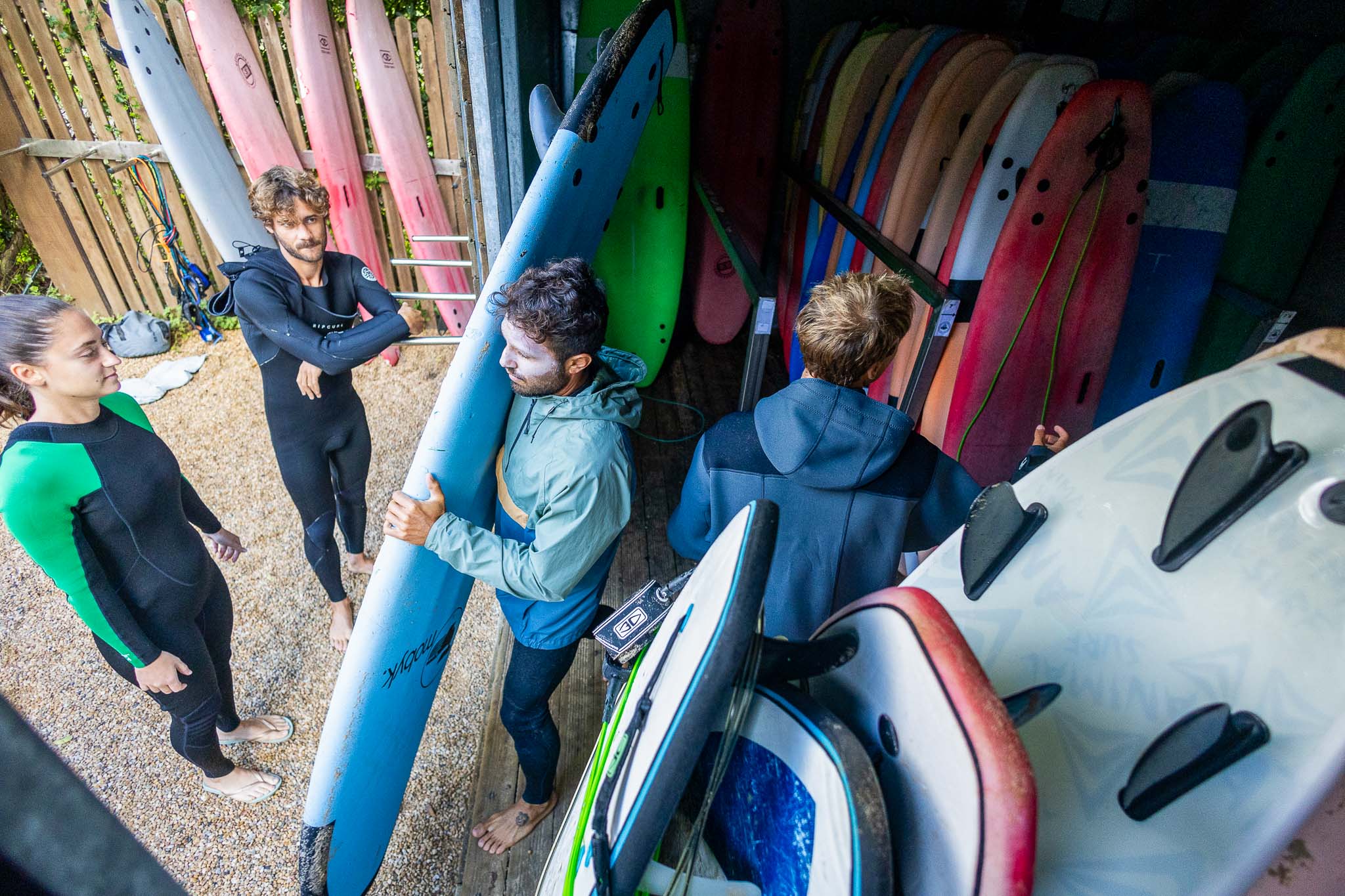 Los instructores entregaron las tablas de surf. 