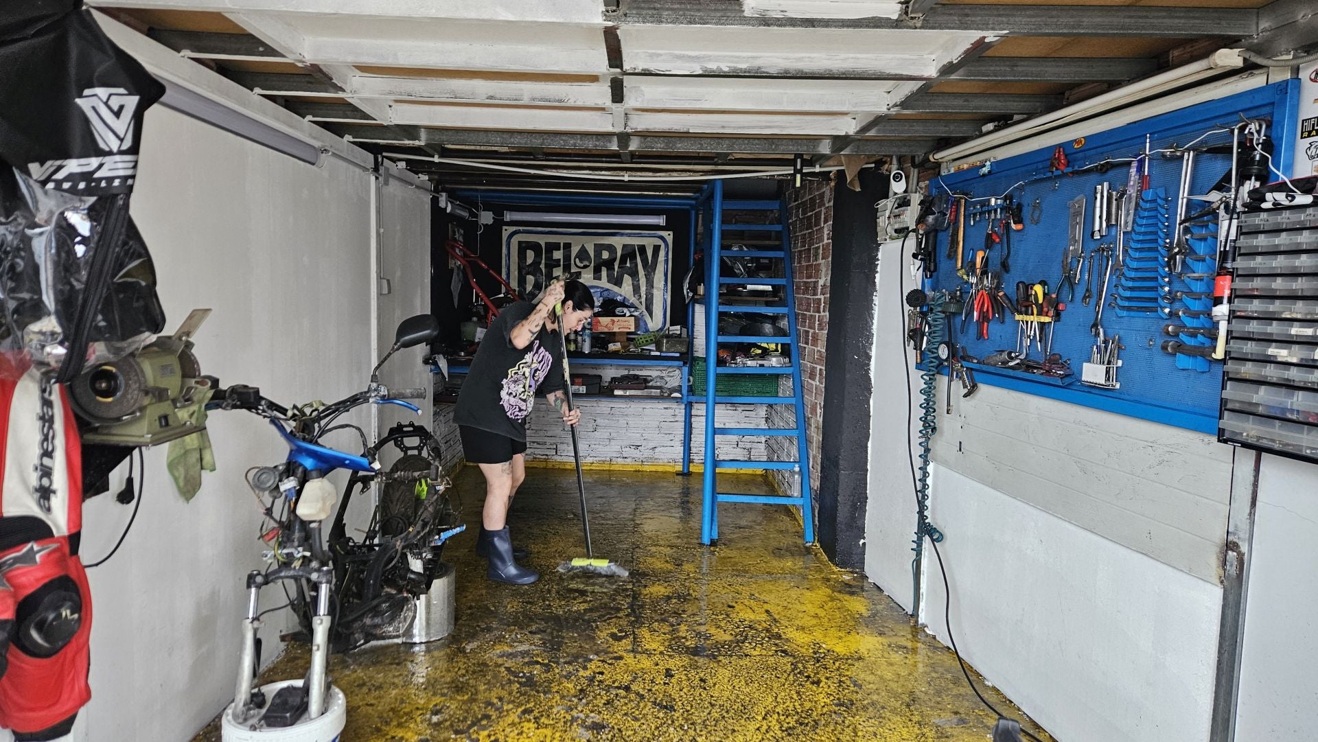 Lucía Gutiérrez, en su pequeño taller de La Albericia, luchando contra el agua