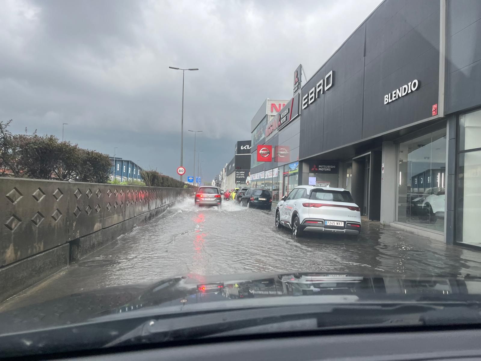 El polígono de Parayas se ha inundado en varios tramos