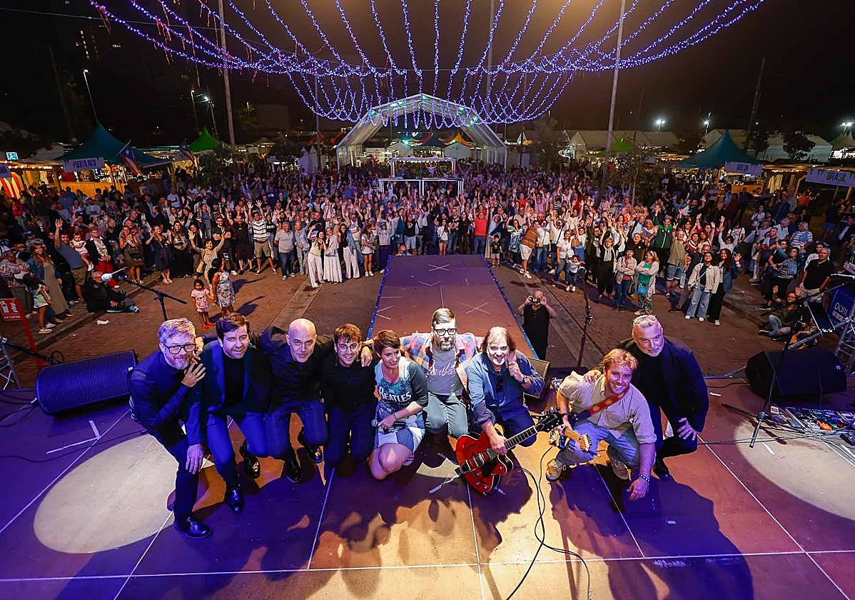 Foto de familia de los grupos que subieron al escenario.