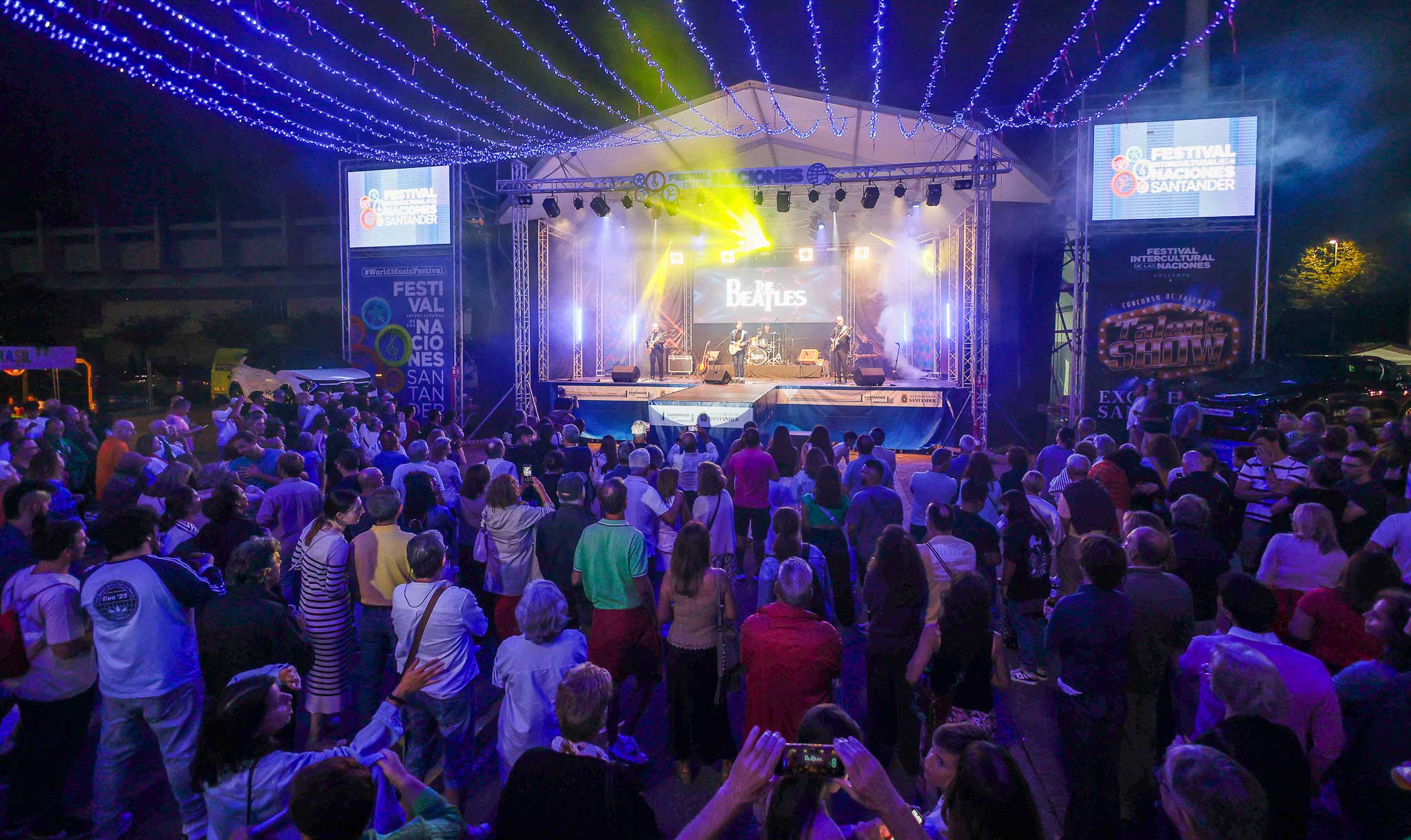 Vista general del público y el escenario.