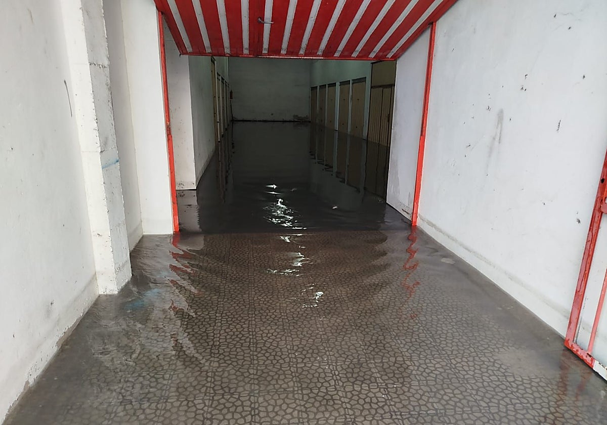 Garaje comunitario de La Albericia inundado por las fuertes lluvias esta mañana.