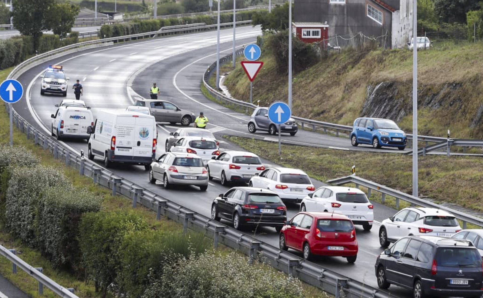 La S-20, cortada por las inundaciones.