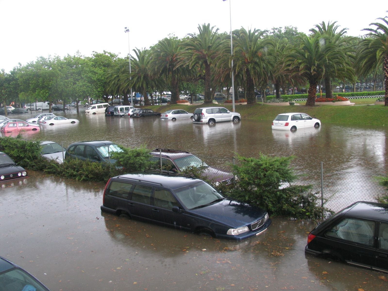 El aparacamiento del parque Mesones completamente inundado en 2006