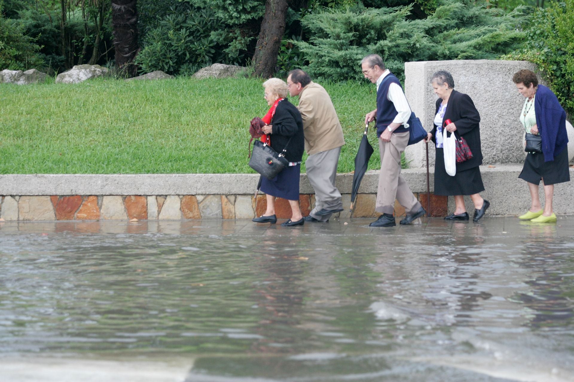 La rotonda junto al parque de Mesones anegada en el año 2006