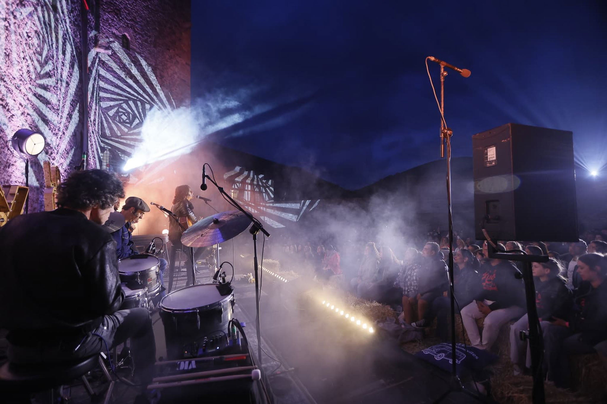 En este mismo enclave, Rulo y La Contrabanda grabaron un disco en directo hace once años que bautizaron como 'Una noche en el castillo'.