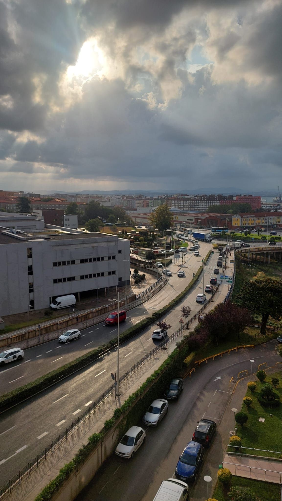 El tráfico poco a poco ha ido recuperando la normalidad en la rotonda de La Marga