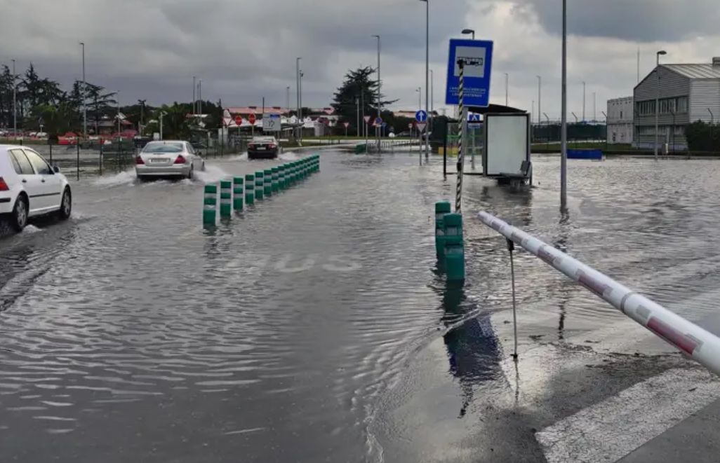 Agua acumulada en el aeropuerto