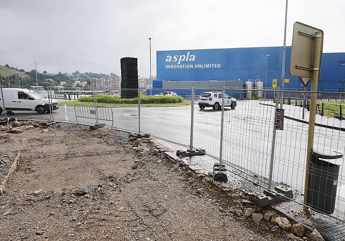 Vehículos acceden al centro de Torrelavega desde el puente entre Aspla y Sniace, que quedará cortado por el desvío del tren.