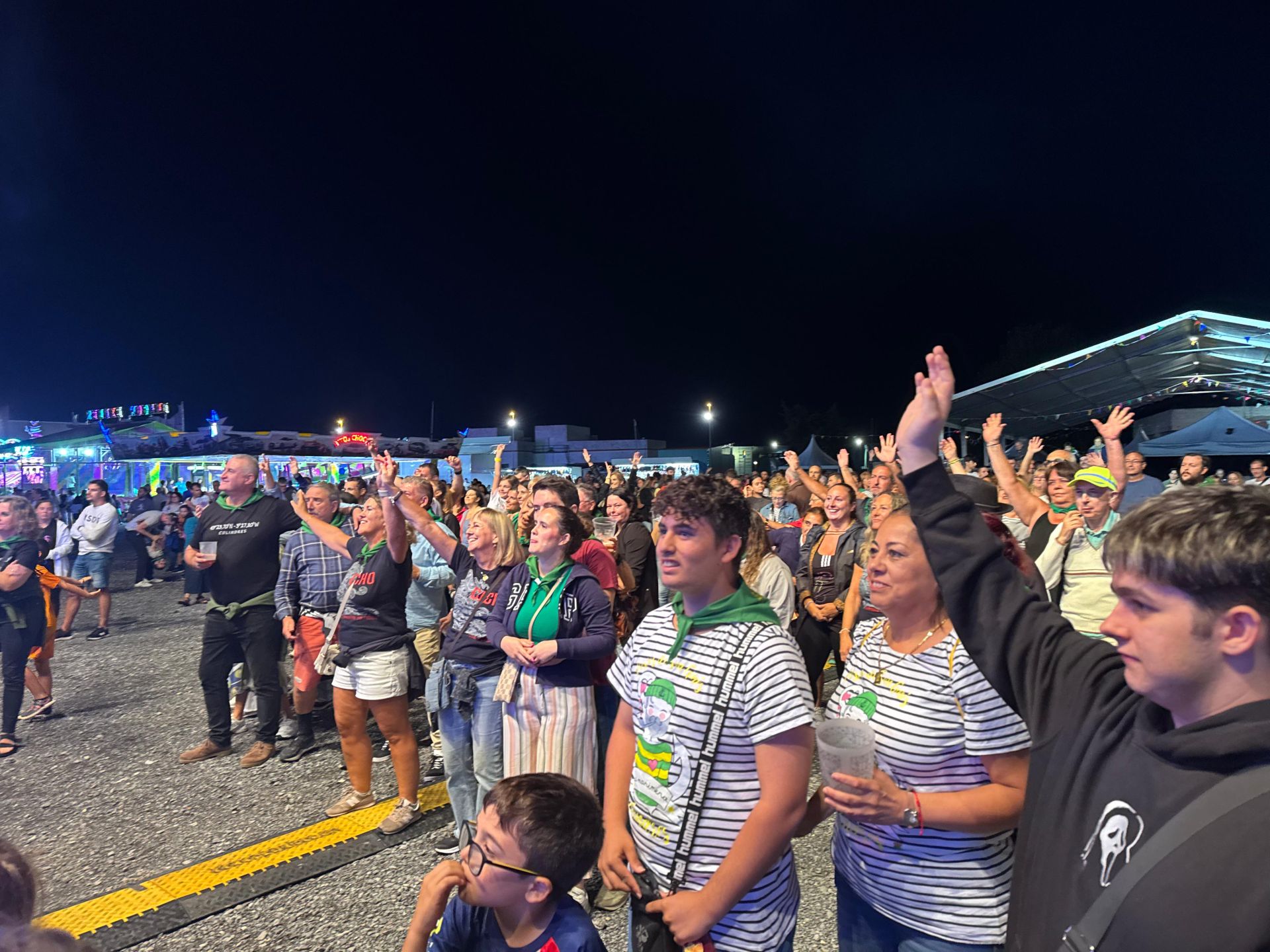 El público disfruta en el concierto de Cacho previo al pregón.