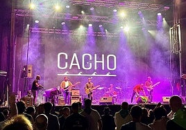 Ayer por la noche, Cacho abrió la fiestas de su pueblo, Colindres.