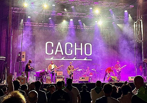 Ayer por la noche, Cacho abrió la fiestas de su pueblo, Colindres.