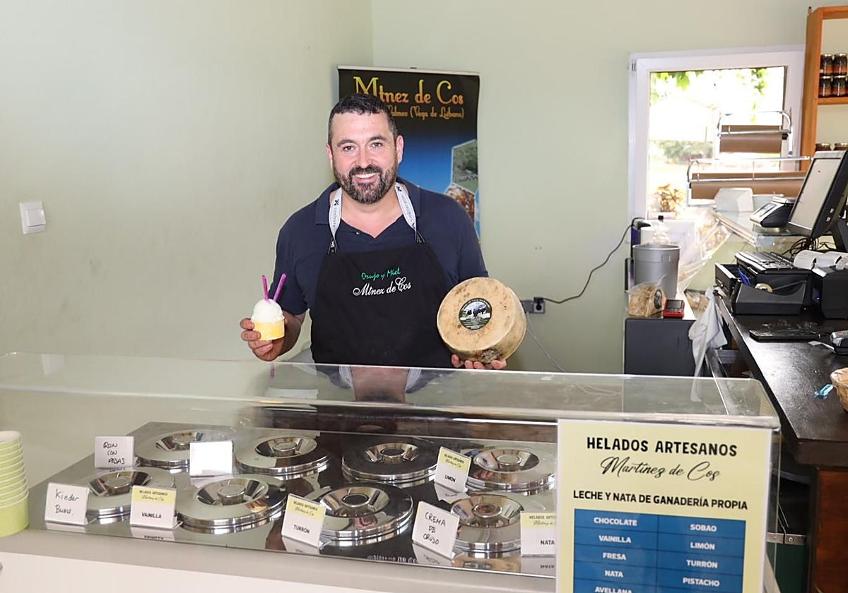 Ángel de Cos sostiene un helado y un queso, ambos artesanos y de elaboración propia.