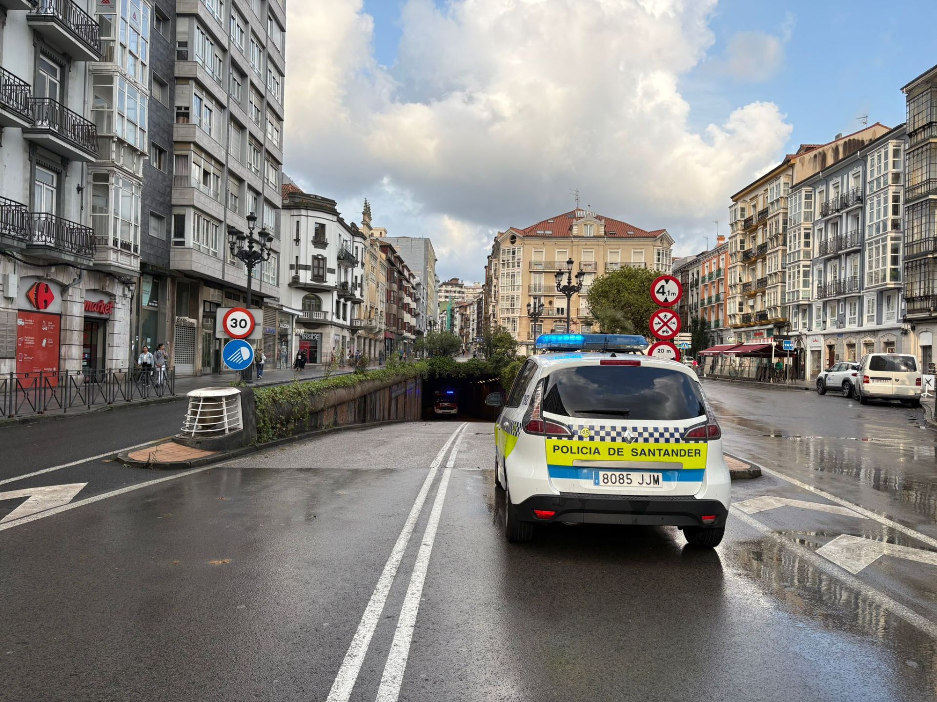 Los bomberos han tenido que achicar agua en el túnel de la calle Burgos