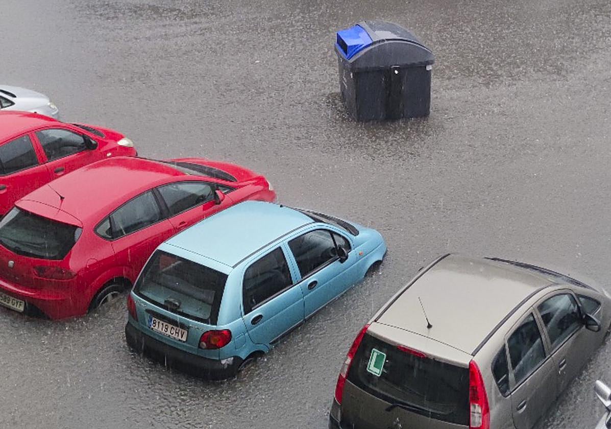 Coches afectados por las inundaciones en Maliaño.