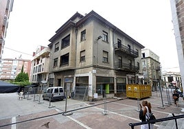 El edificio de la calle Ave María, junto a Baldomero Iglesias, que será derribado para construir nuevas viviendas.