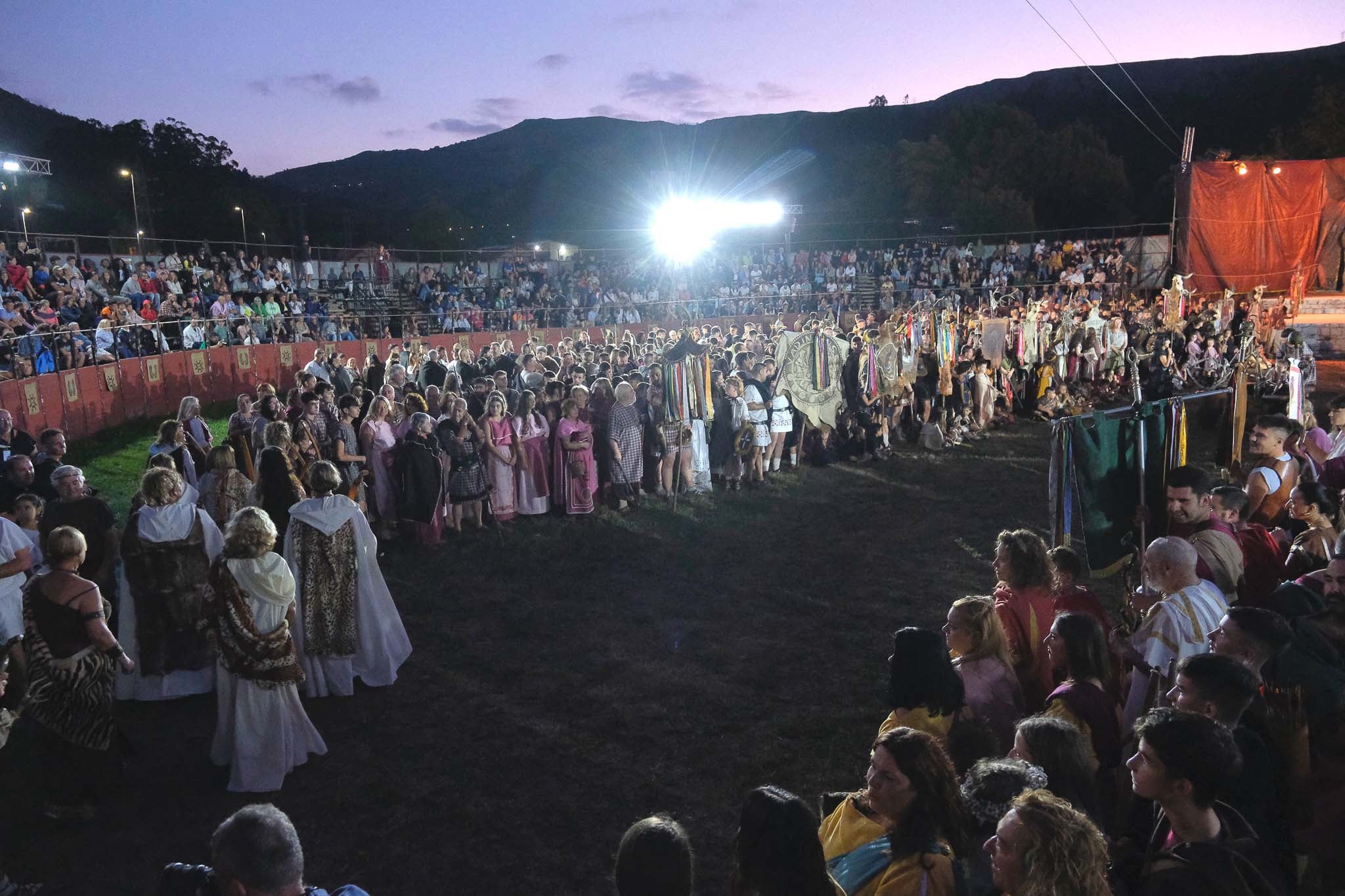 La presentación fue seguida por centenares de personas en las gradas.