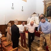 La Virgen de la Cama es bajada del altar antes de la procesión.