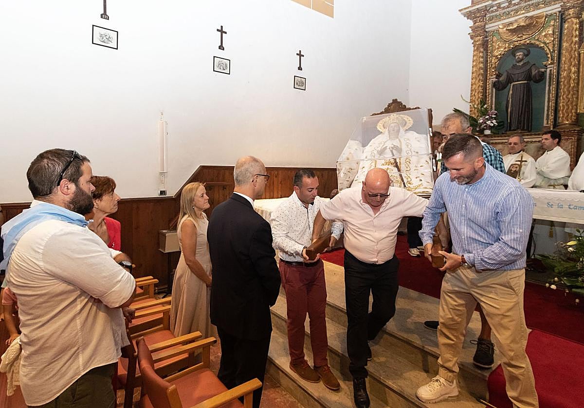 La Virgen de la Cama es bajada del altar antes de la procesión.