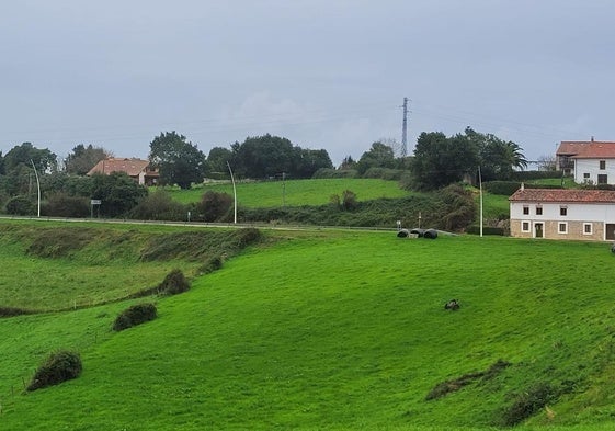 Al fondo, tras la carretera, la finca de Santa Marina donde se haría la promoción de San Vicente.