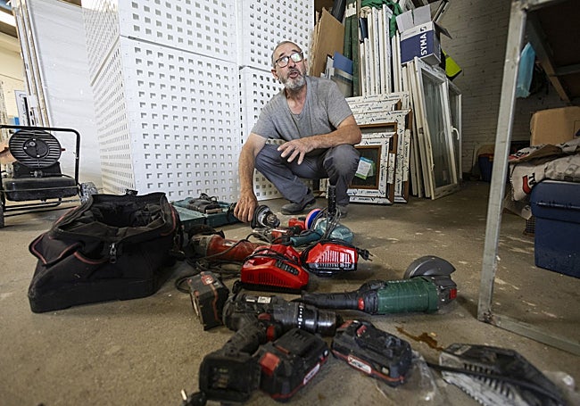 Jesús Cobo muestra la pequeña maquinaria afectada por la lluvia.