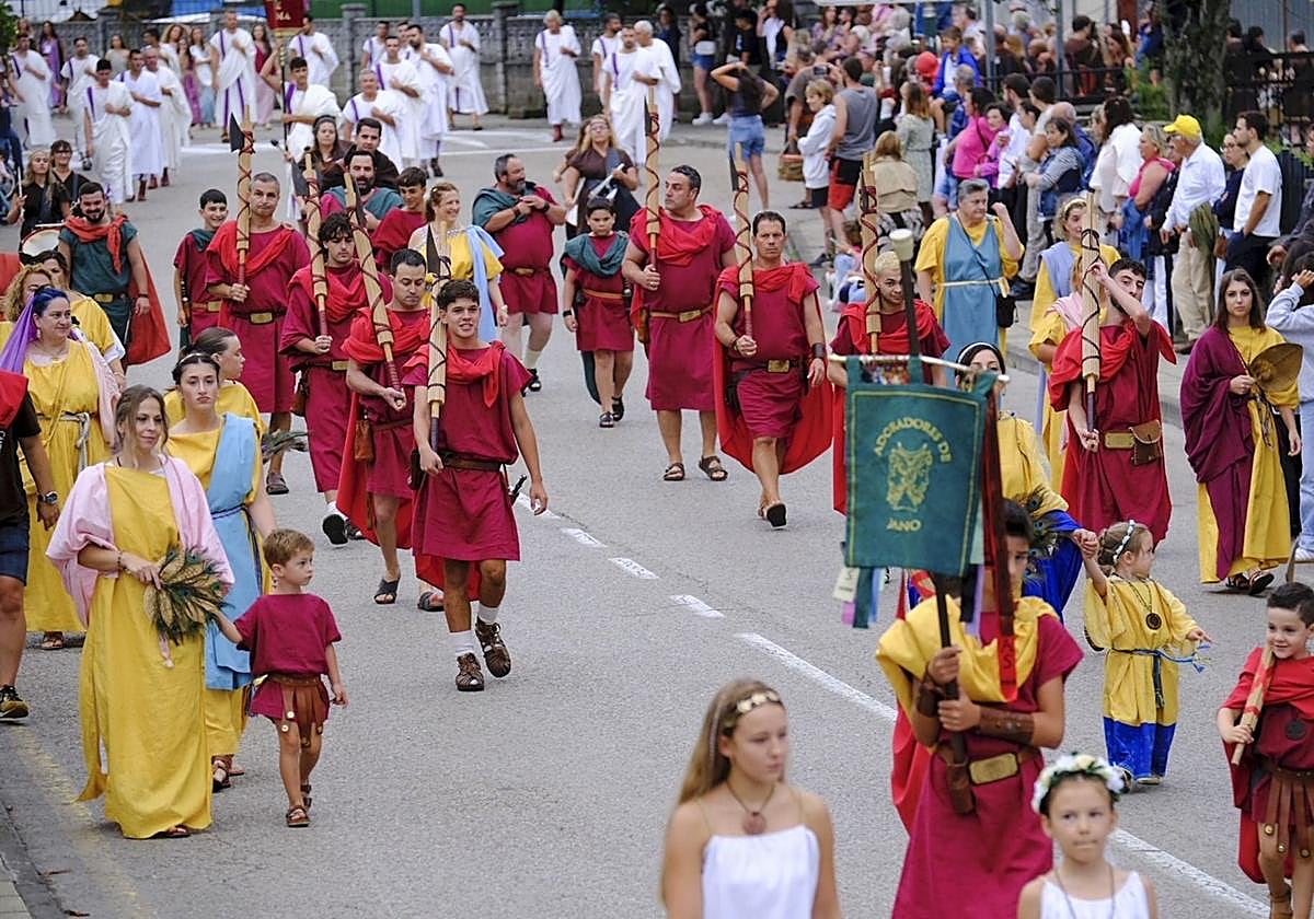 Desfile de tribus y romanos de anteriores ediciones de la fiesta.