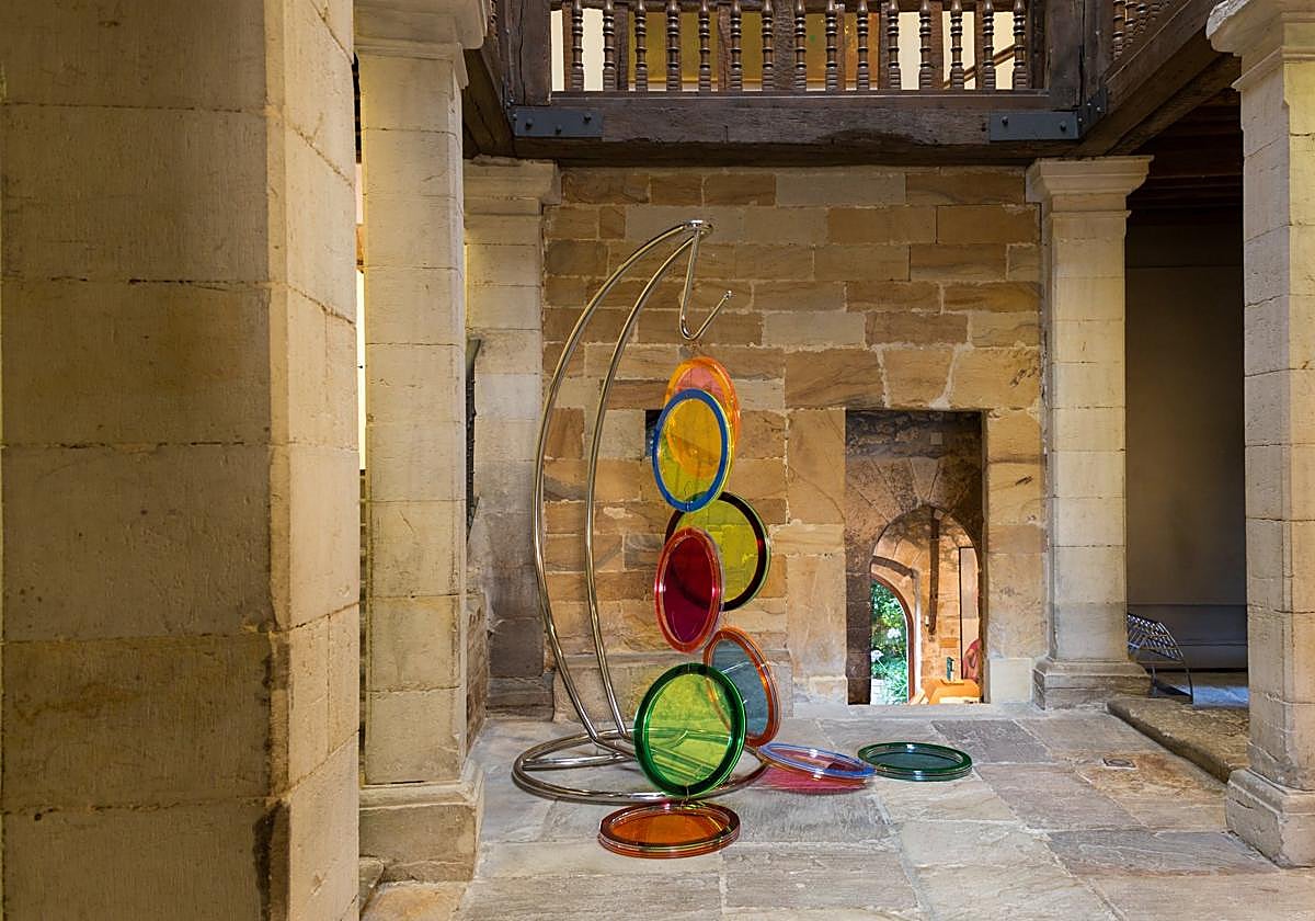 La escultura de Victoria Civera, 'Cobra visión' (2008), recibe a los visitantes de la Torre.