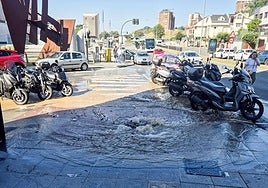 Reventón de la tubería en la Avenida de Valdecilla.
