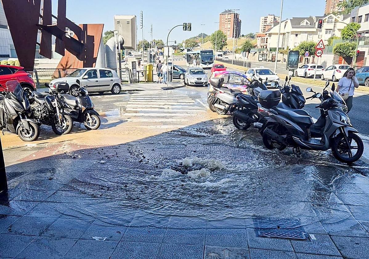 Reventón de la tubería en la Avenida de Valdecilla.