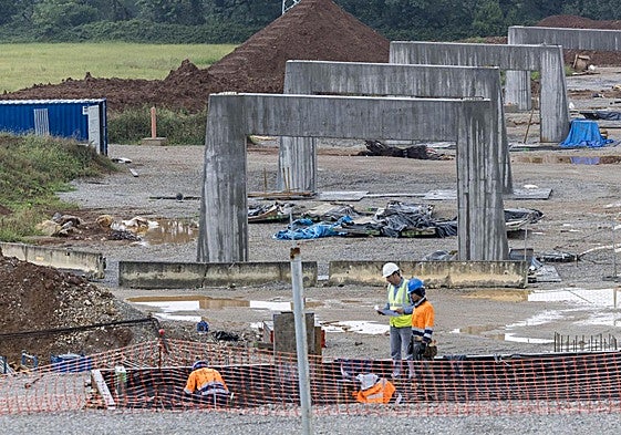 Operarios trabajando en las obras de acceso al polígono de Morero, que unirá la S-10 y la S-30; es decir, el área industrial con el intercambiador de Liaño.