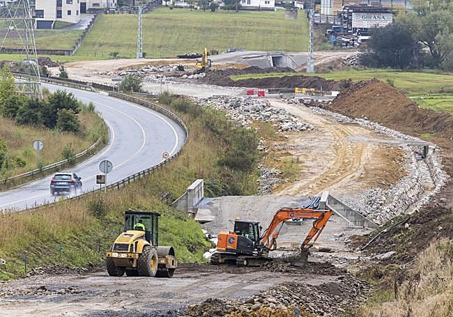 Maquinaria trabaja en la variante de Sarón.