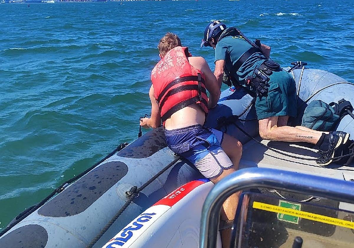 Imagen del momento en el que la Guardia Civil rescata a los jóvenes.