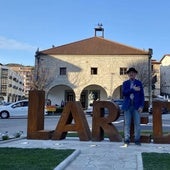 Antuán en la inauguración de las letras gigantes de Laredo en la Plaza Cachupín.