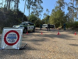 Dispositivo de la Guardia Civil desplegado para evitar el paso de más personas a la fiesta.