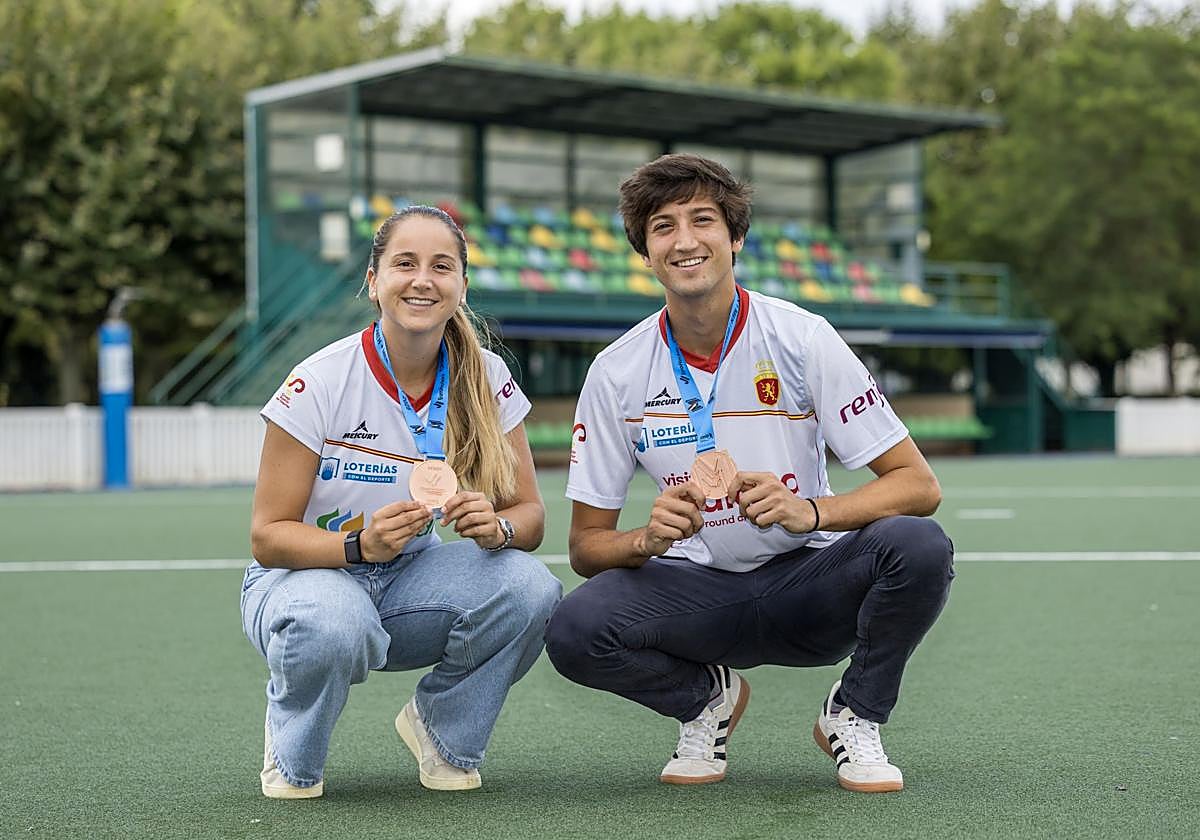 Patricia y Nicolás Álvarez Nárdiz posan en uno de los campos de hockey de La Albericia con sus medallas de bronce del Europeo.