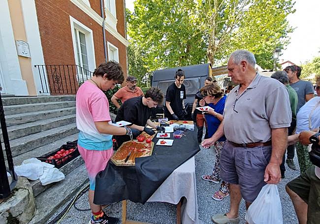 Los visitantes tuvieron la oportunidad de catar algunos de los tomates más sabrosos.