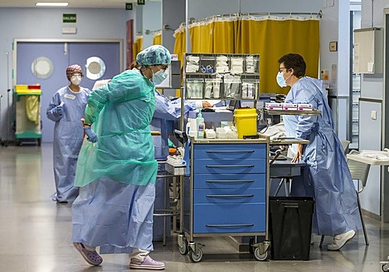 Un equipo del servicio de Urgencias del Hospital Valdecilla trabajando en plena epidemia covid.