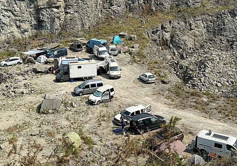 Autocaravanas estacionadas dentro de la cantera donde se celebra la rave.